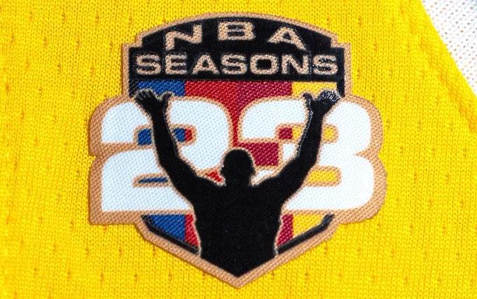 这是要退役了吗？詹姆斯将在剩余比赛中佩戴纪念臂章！